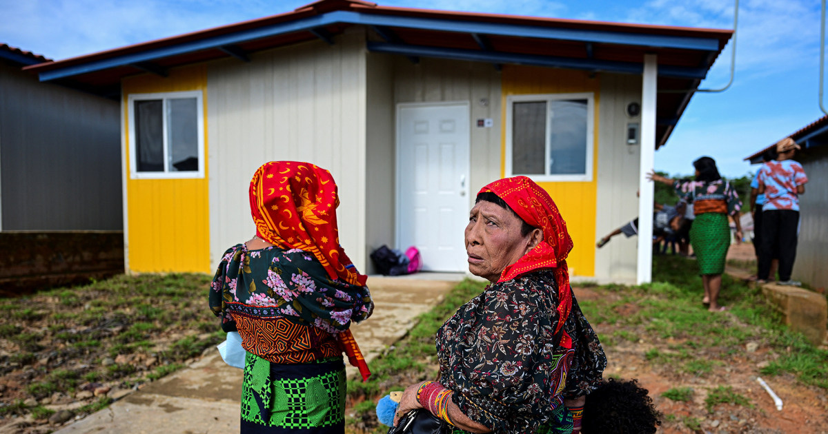 Les insulaires autochtones évacués réagissent aux nouveaux logements construits par le gouvernement du Panama
