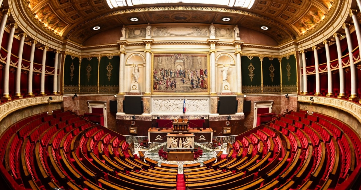 France on course for political gridlock after second round of elections