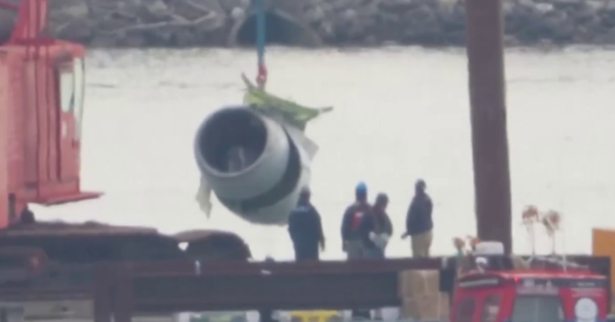 Salvage operations underway to recover debris from D.C. plane collision