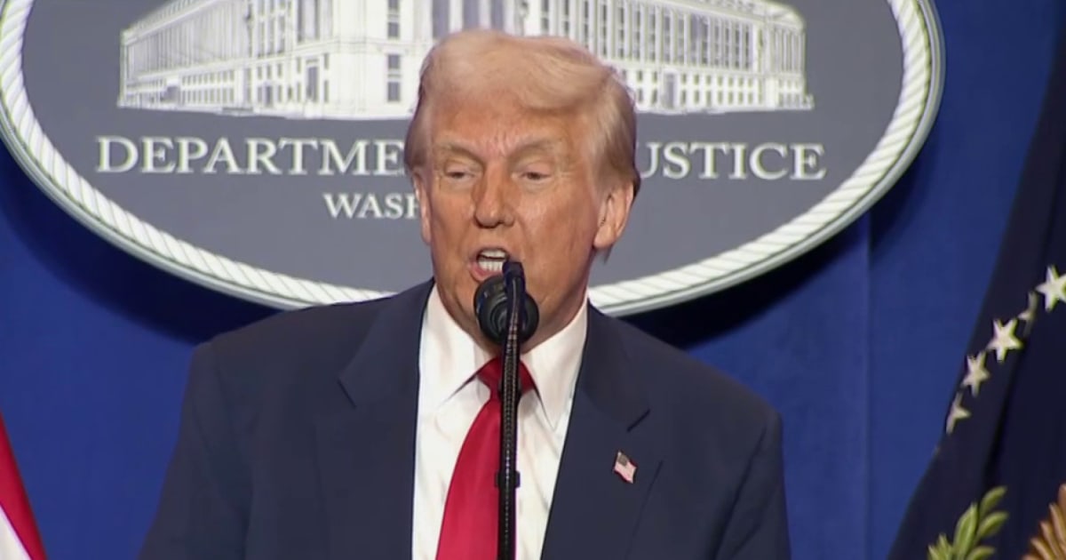 メルギブソンの銃の権利を返すことを拒否したために解雇されたDOJの役人は、トランプのスピーチに反応します