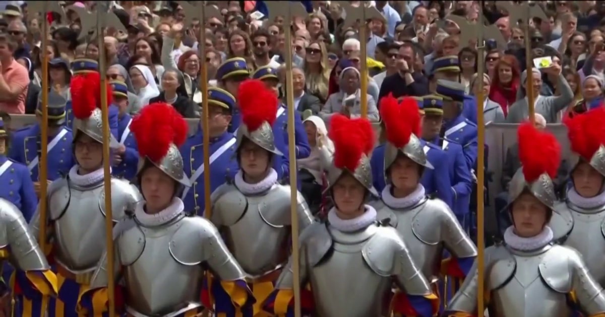 Who are the Swiss Guards who are sworn to protect the pope?
