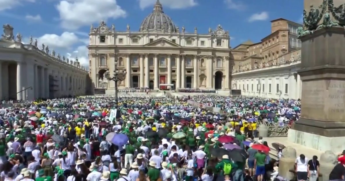 Thousands wait in line to visit Pope Francis' tomb