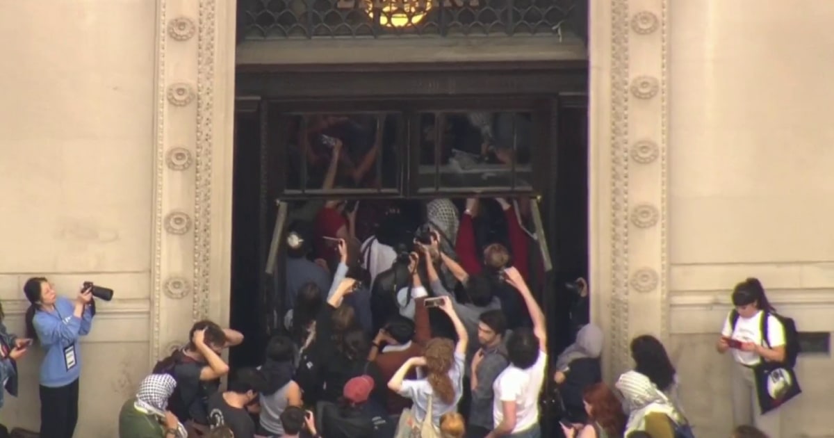 NYPD responds to protesters at Columbia University