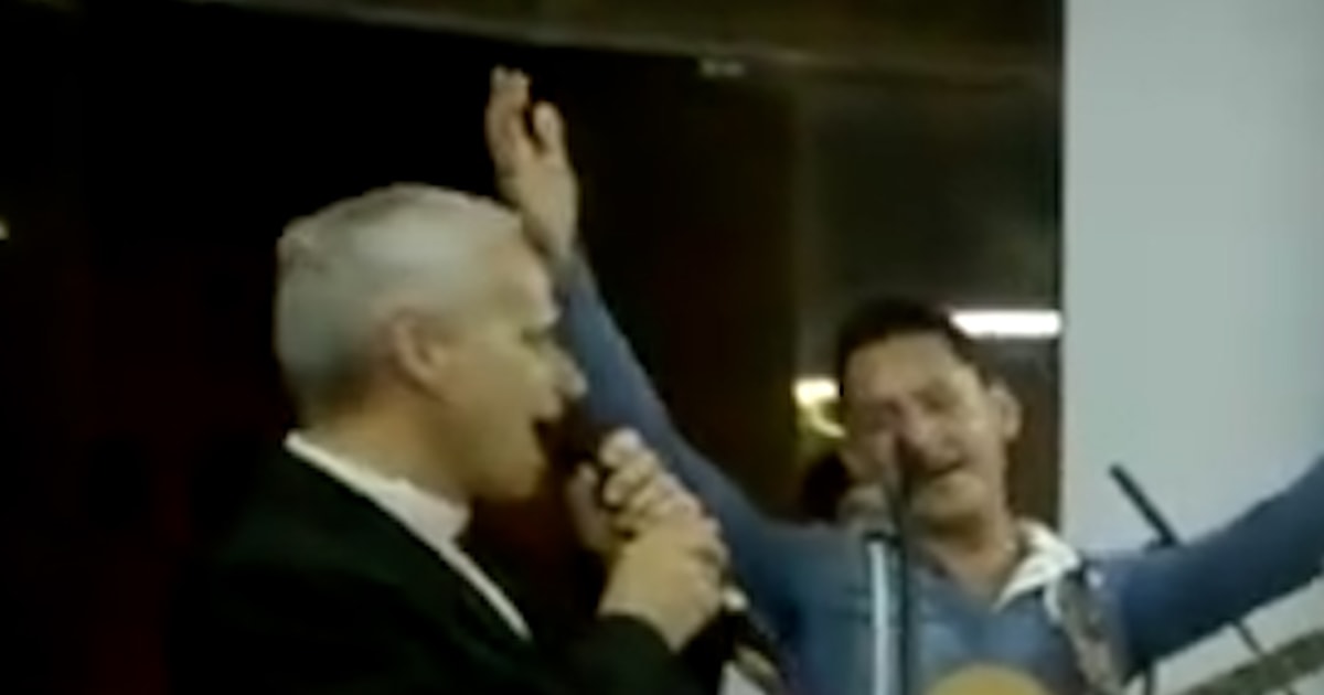 Video pope sings for christmas