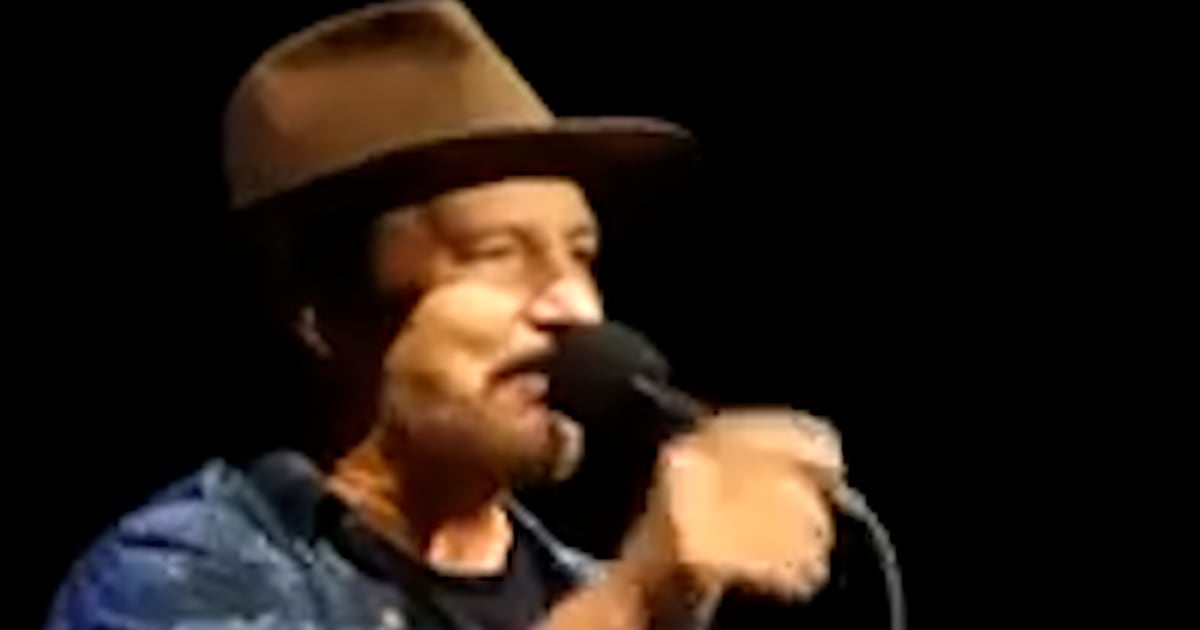 Eddie Vedder defends Bruce Springsteen, denounces Trump’s “attacks and threats”