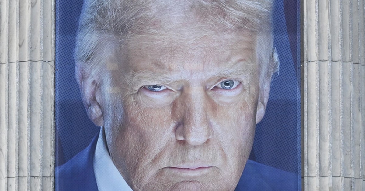 Dept. of Agriculture hangs giant banner of Trump next to Lincoln
