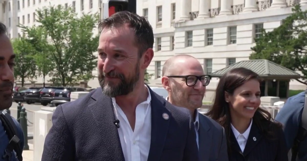 Noah Wyle pushes Congress to support health care workers