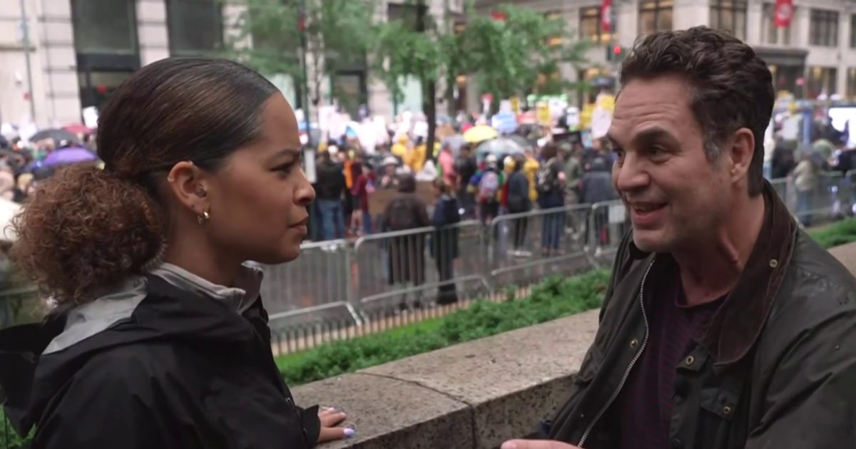 Mark Ruffalo joins anti-Trump demonstration in New York City to encourage peaceful protesters