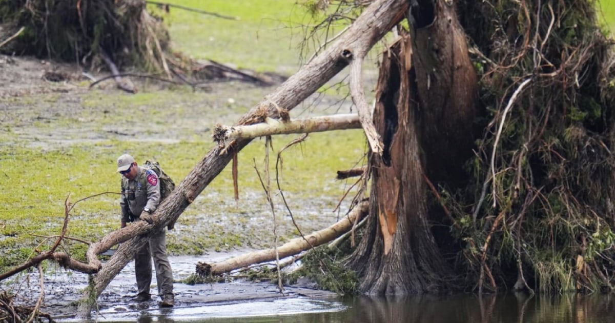 Volunteers search for those missing after deadly Texas floods