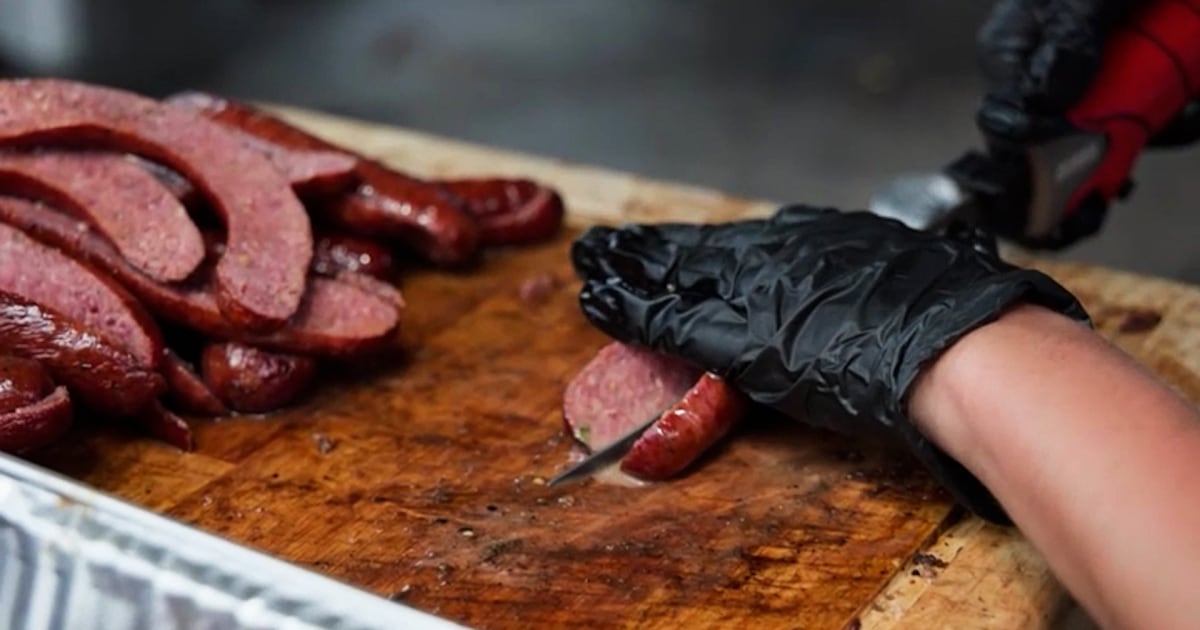 Texas man fires up free BBQ for - Tx Bbq 2 Zr3rpu 