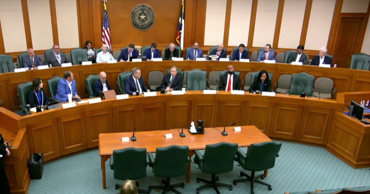 Texas Democrats leave state to fight Republican redistricting effort