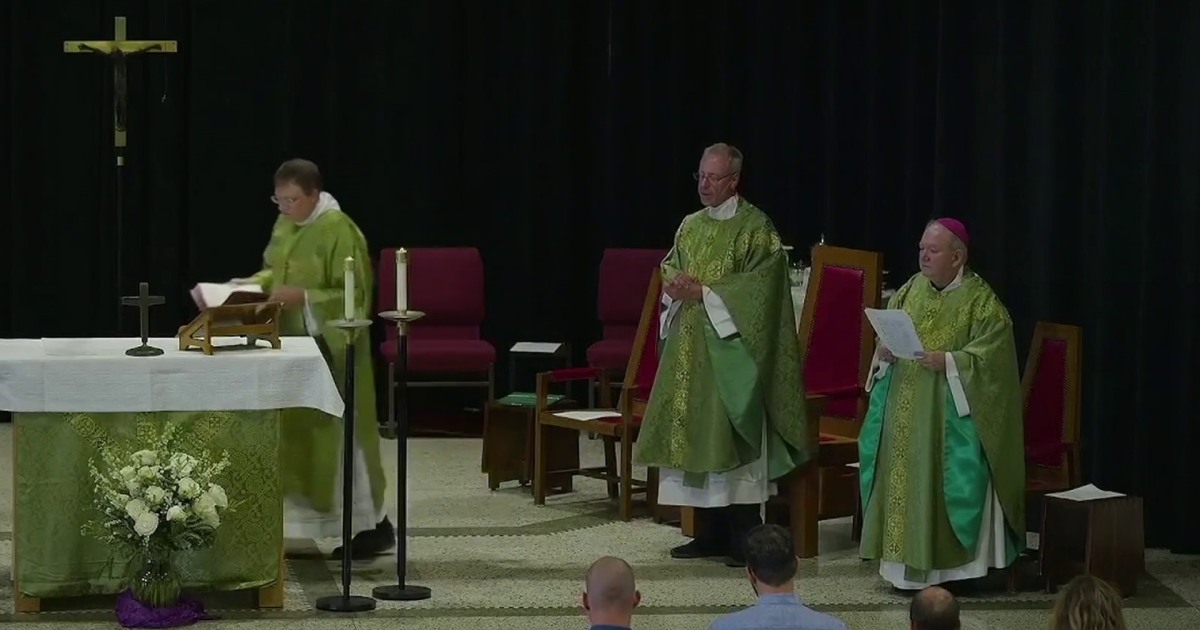 Mass resumes for targeted church after Minneapolis Catholic school shooting