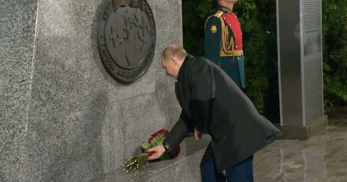 Putin visits WWII memorial to Russian-U.S. cooperation