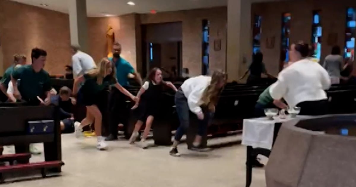 El video muestra a los niños que huyen de la iglesia de Annunciation después de disparar
