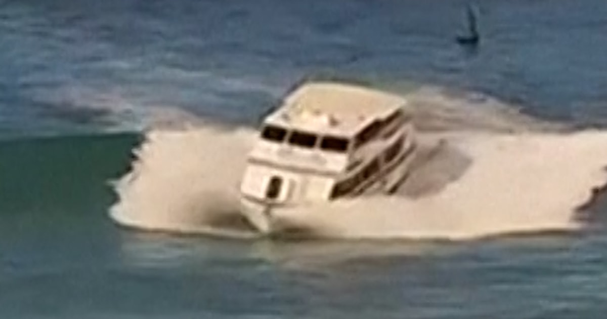Ship runs aground near Hawaii harbor