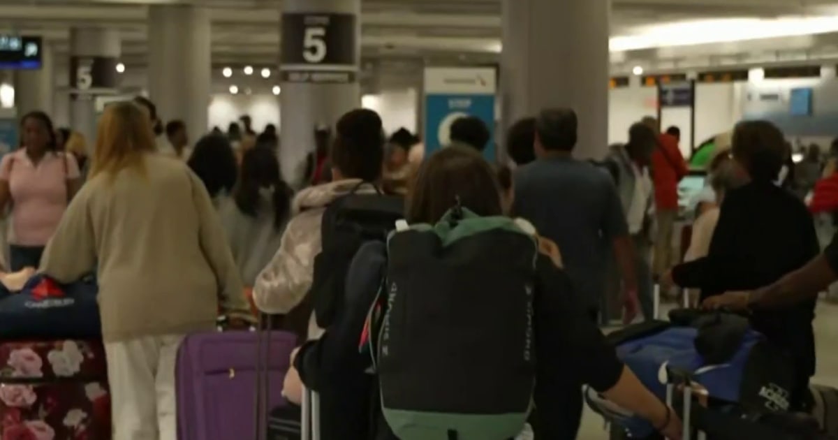 White House moves to end some airline passenger protections