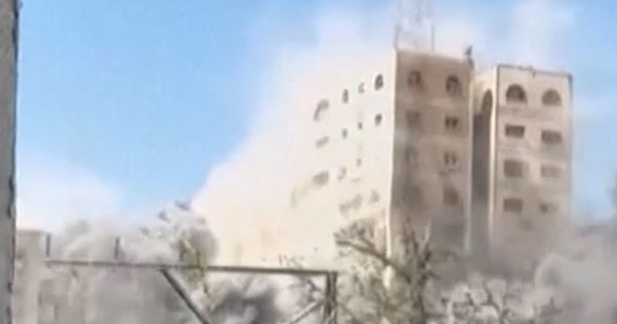 Israeli forces bomb high-rise building in Gaza City Israeli forces bomb high-rise building in Gaza City