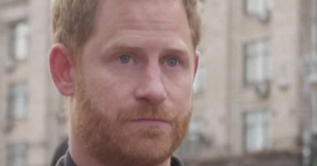 El príncipe Harry contiene lágrimas en Ucrania Memorial