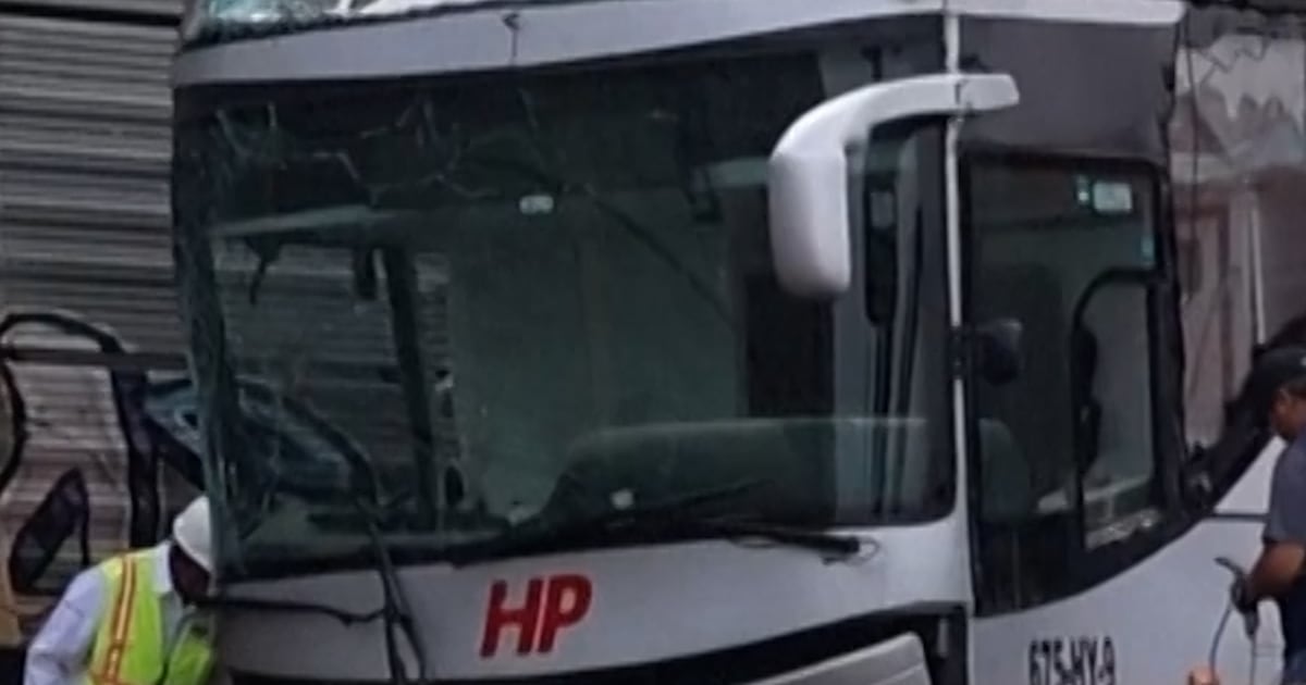 10 people killed after train hits bus in Mexico