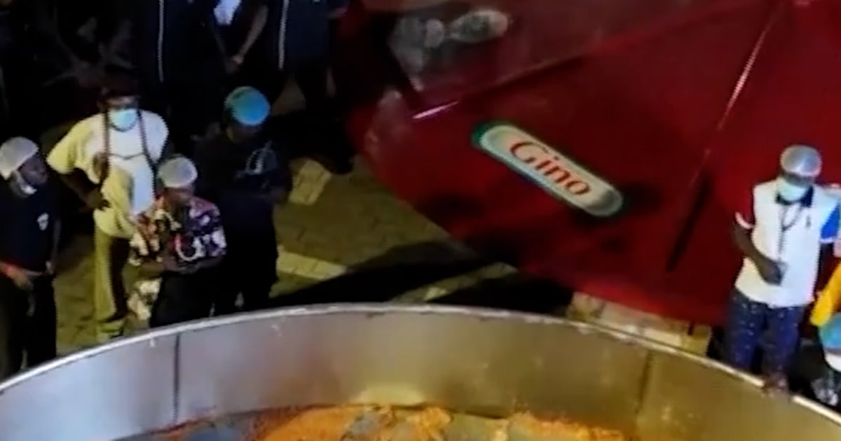 Nigerian chef makes world’s largest pot of jollof rice