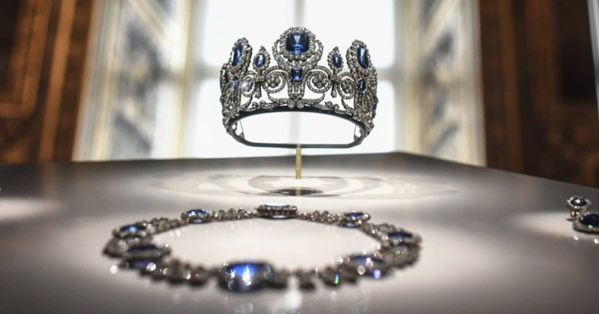 Louvre remains closed as French police hunt for thieves who stole crown jewels