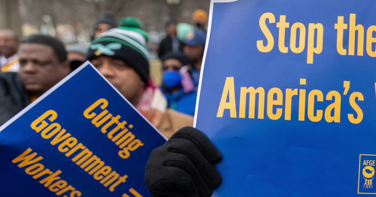Largest federal workers' union calls for end to government shutdown