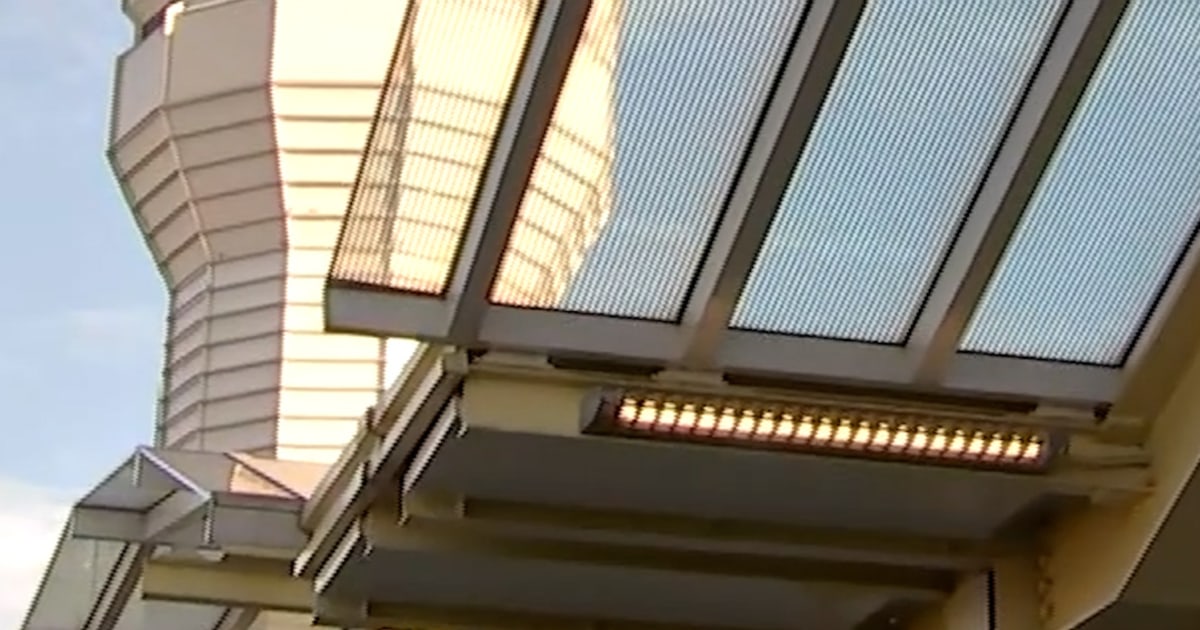 Air traffic controllers miss first paycheck in shutdown