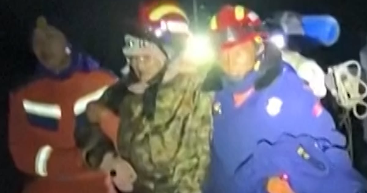 Trekkers rescued from blizzard-struck Mount Everest Trekkers rescued from blizzard-struck Mount Everest