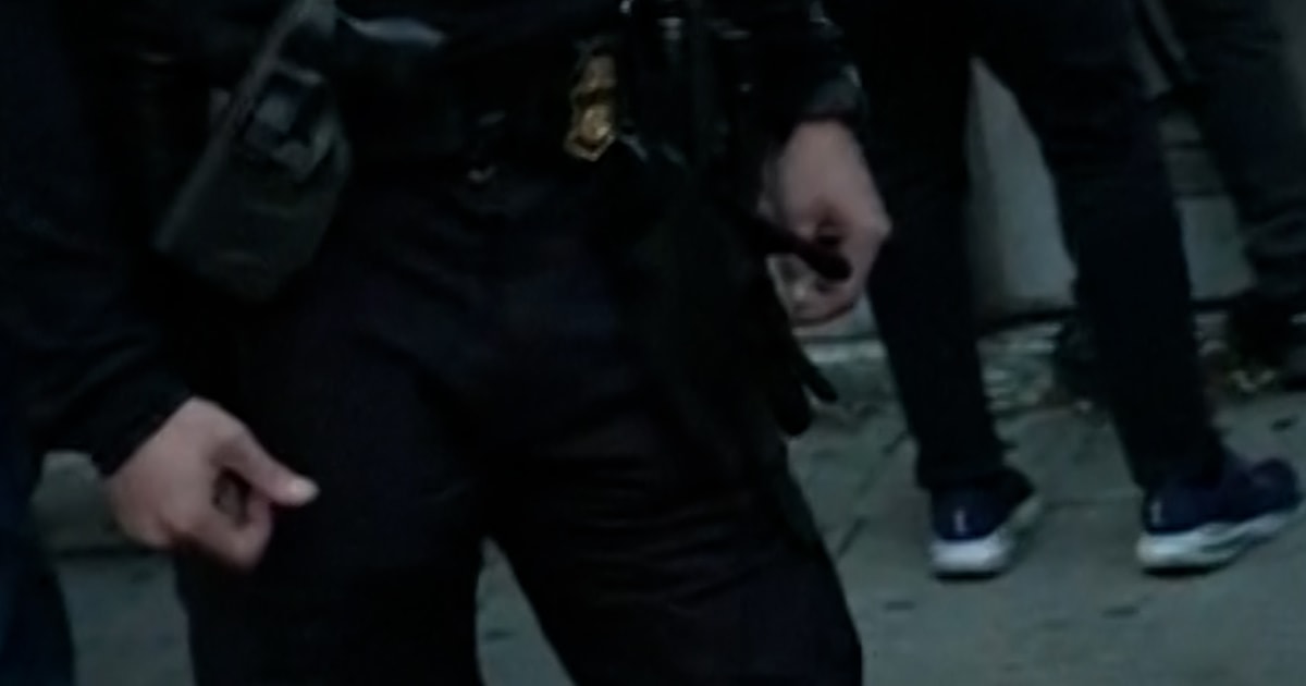 Federal brokers conduct raids in NYC’s Chinatown Federal brokers conduct raids in NYC’s Chinatown