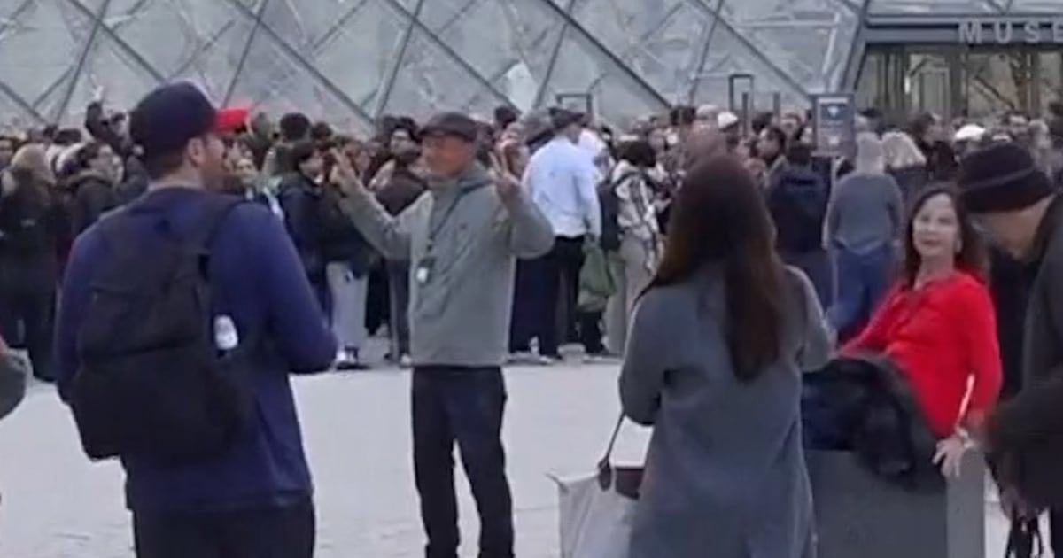 The Lourve reopens as stolen jewels search continues The Lourve reopens as stolen jewels search continues