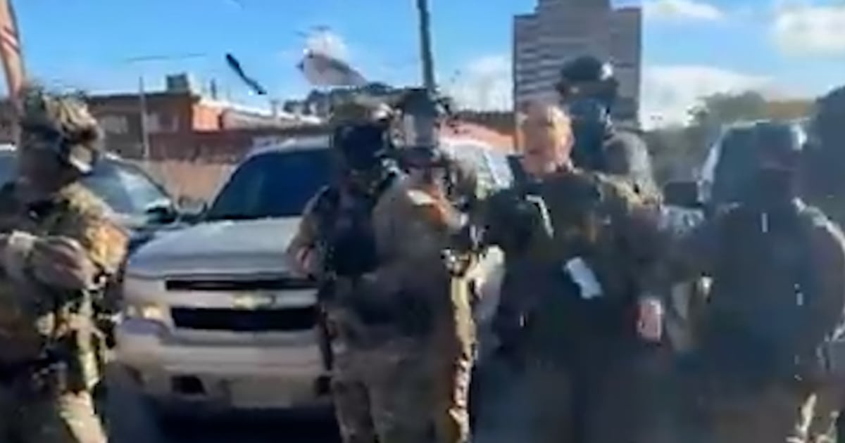 Border Patrol commander seems to throw tear gasoline Border Patrol commander seems to throw tear gasoline