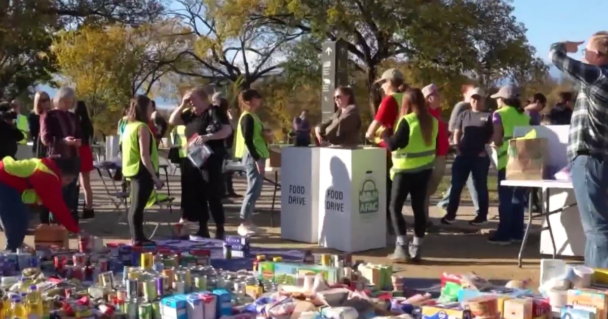 Neighbors helping each other as SNAP benefits dry up for families in need