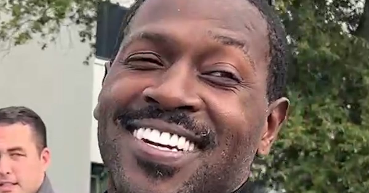 Antonio Brown Seen Outside Jail After Posting Bond