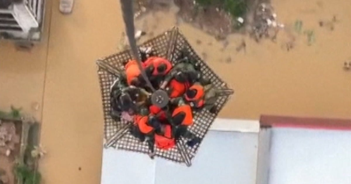 Thai military airlifts people from deadly flooding