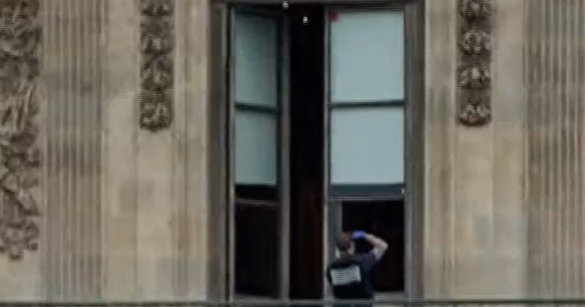 Louvre urged to upgrade its security before jewel heist