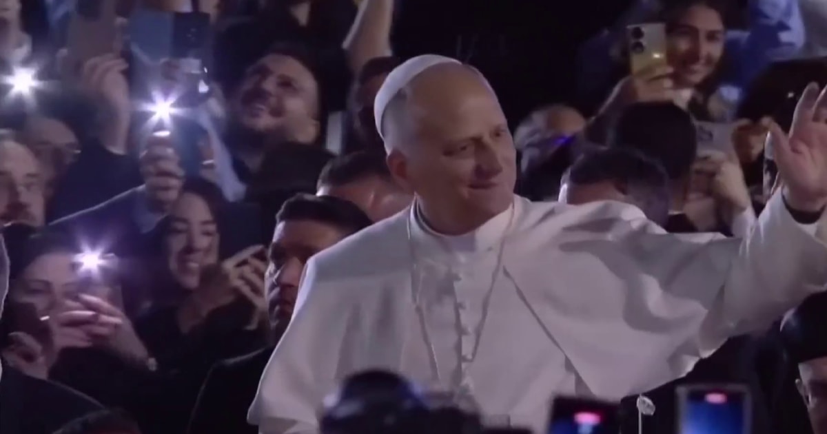 Thousands of young people greet Pope Leo in Lebanon