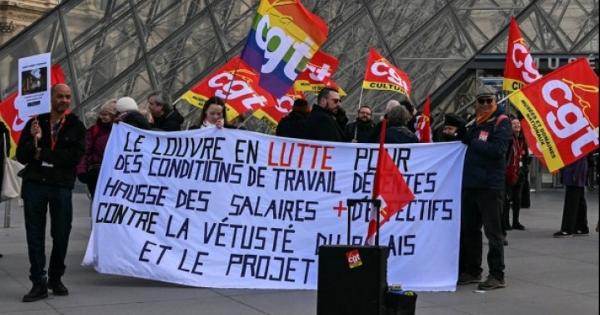 Louvre workers strike over poor working conditions
