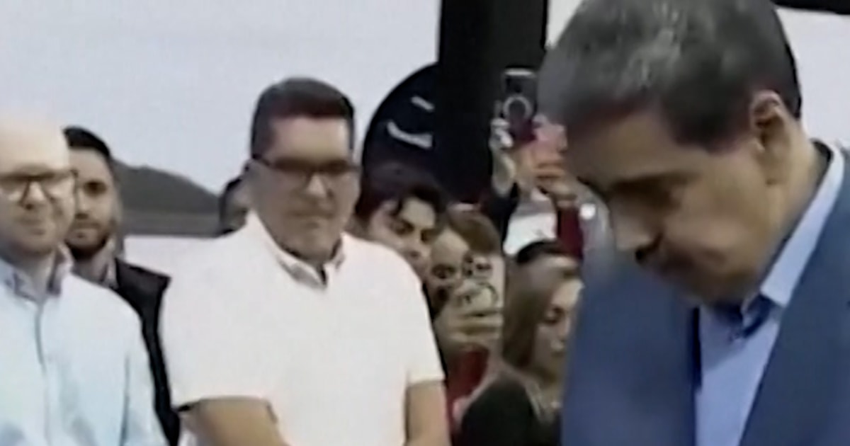 Maduro seen dancing with humanoid AI-robot