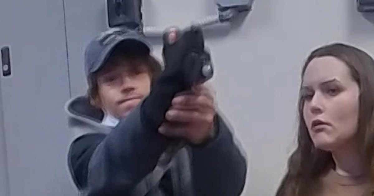 Suspected shoplifter pulls gun on Ohio officer