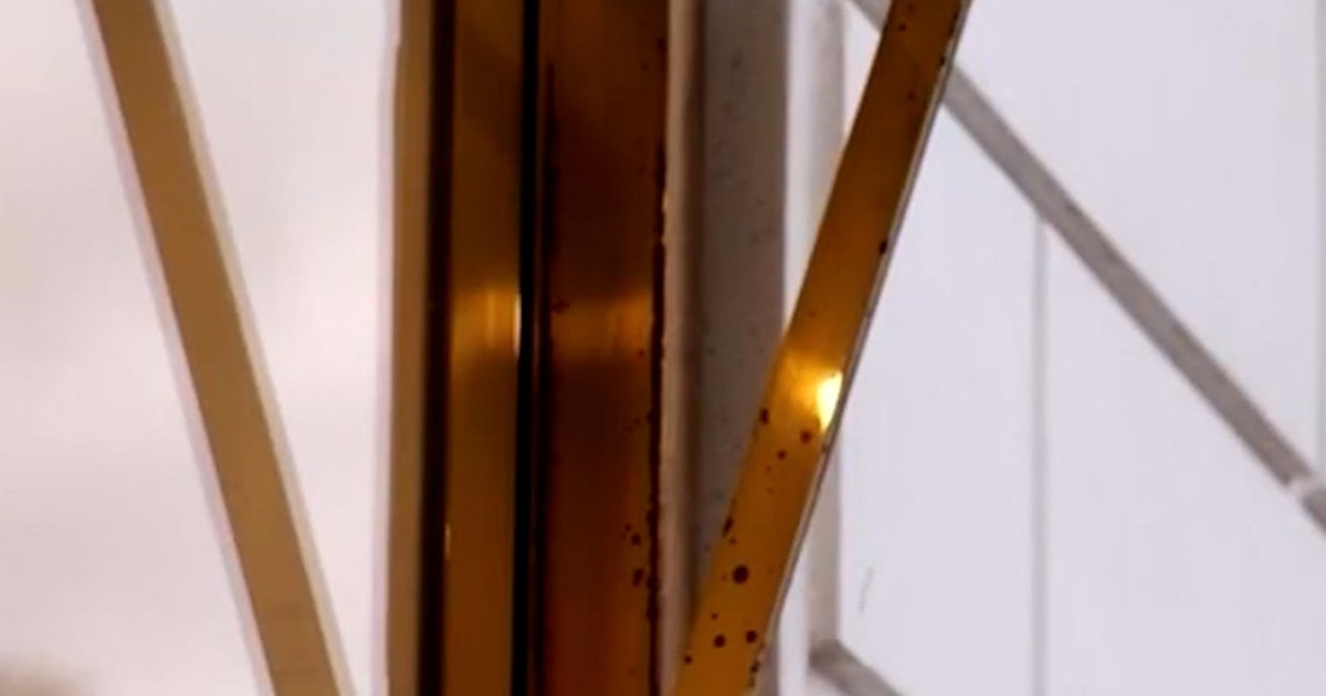 Prada buys fashion rival Versace