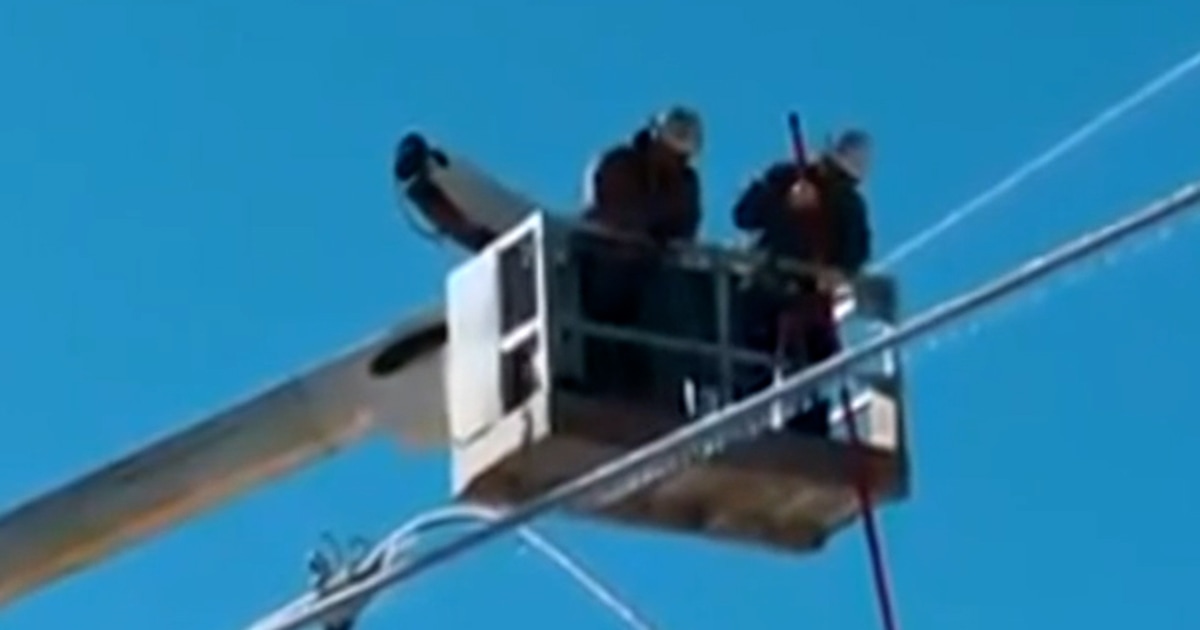 Hundreds remain without power in freezing South