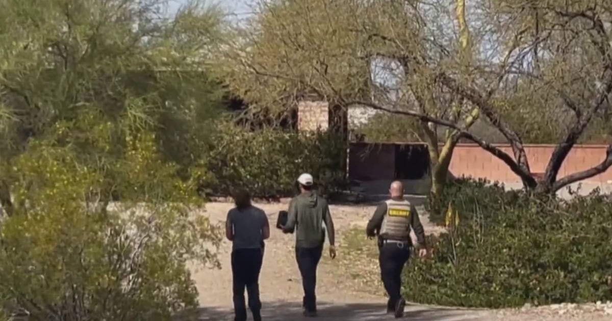 Authorities seen in neighborhood of Savannah Guthrie's sister