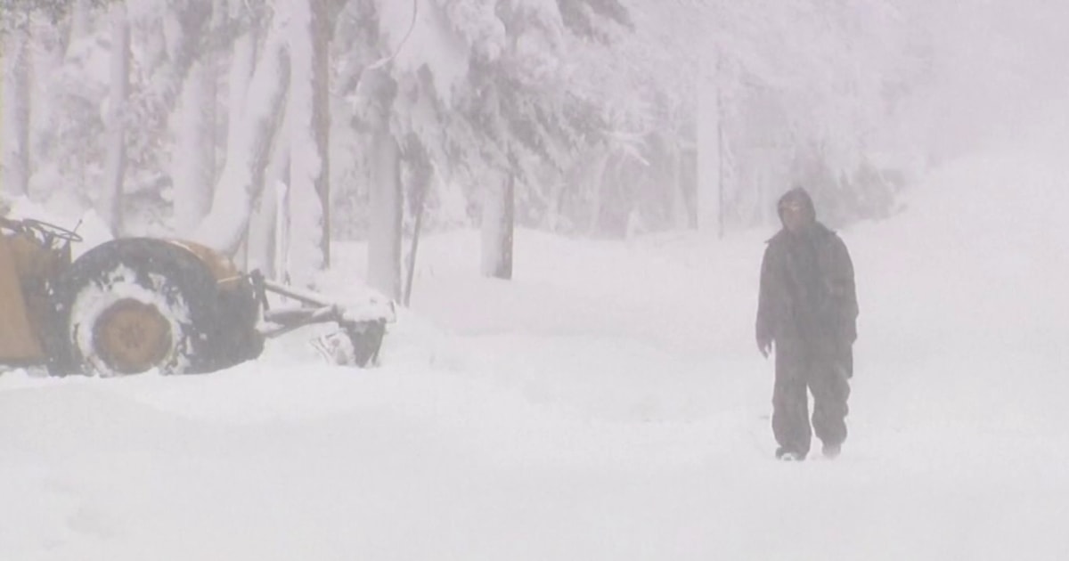 U.S. East coast digs out from record-breaking blizzard