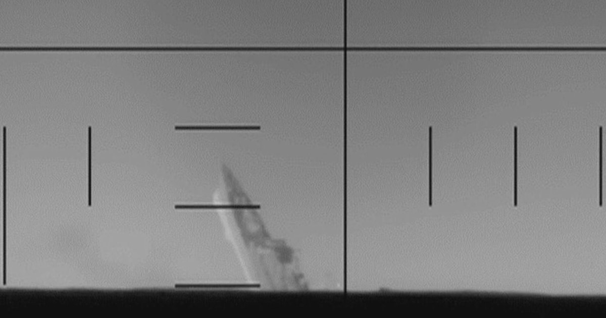 U.S. submarine sinks Iranian warship with torpedo