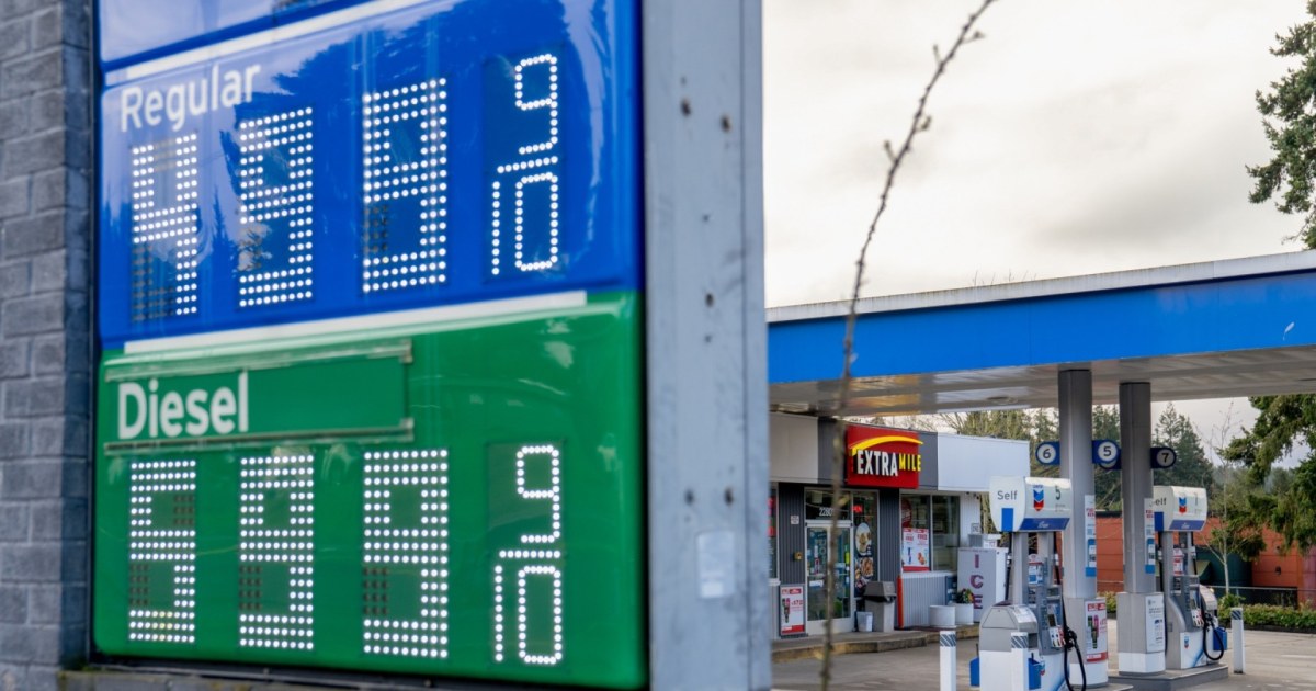 イランとの戦争が続く中、ガソリン価格は高騰し、原油価格は不安定
