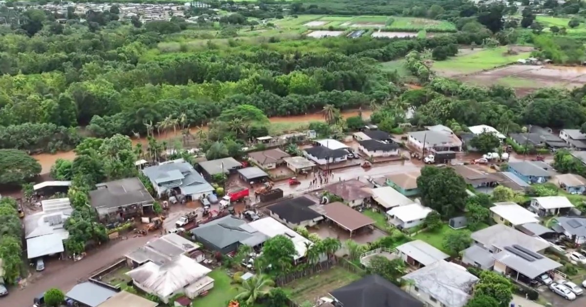 Historic floods batter Hawaii