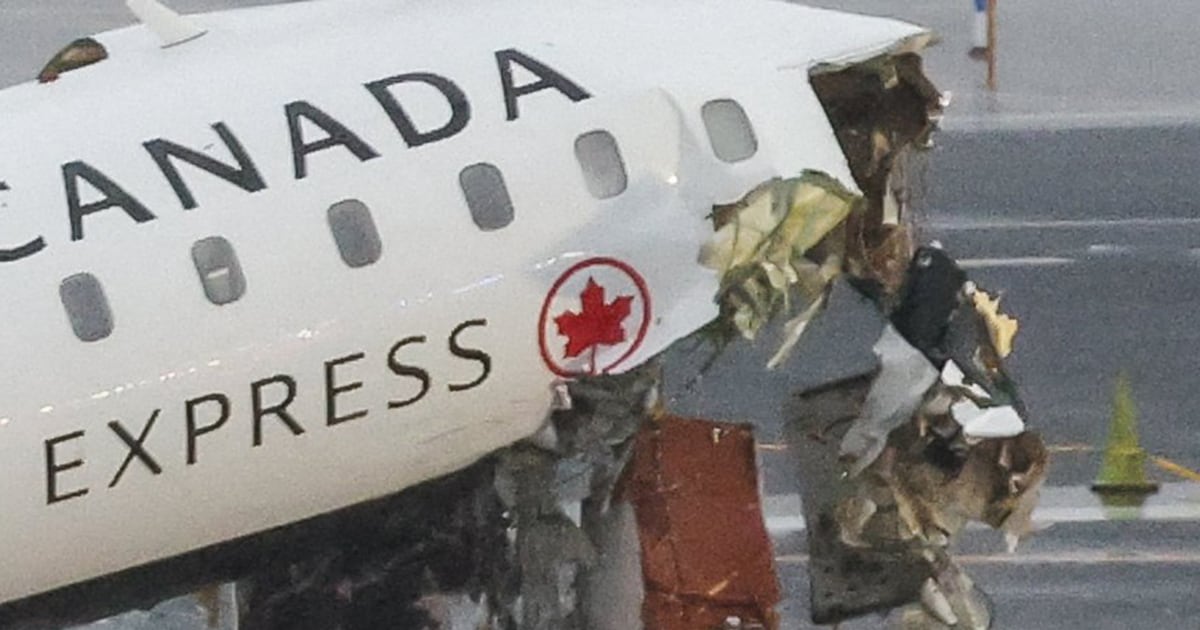 Listen to air traffic control during LGA collision