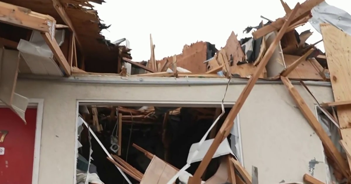 Dangerous tornadoes rip across Midwest