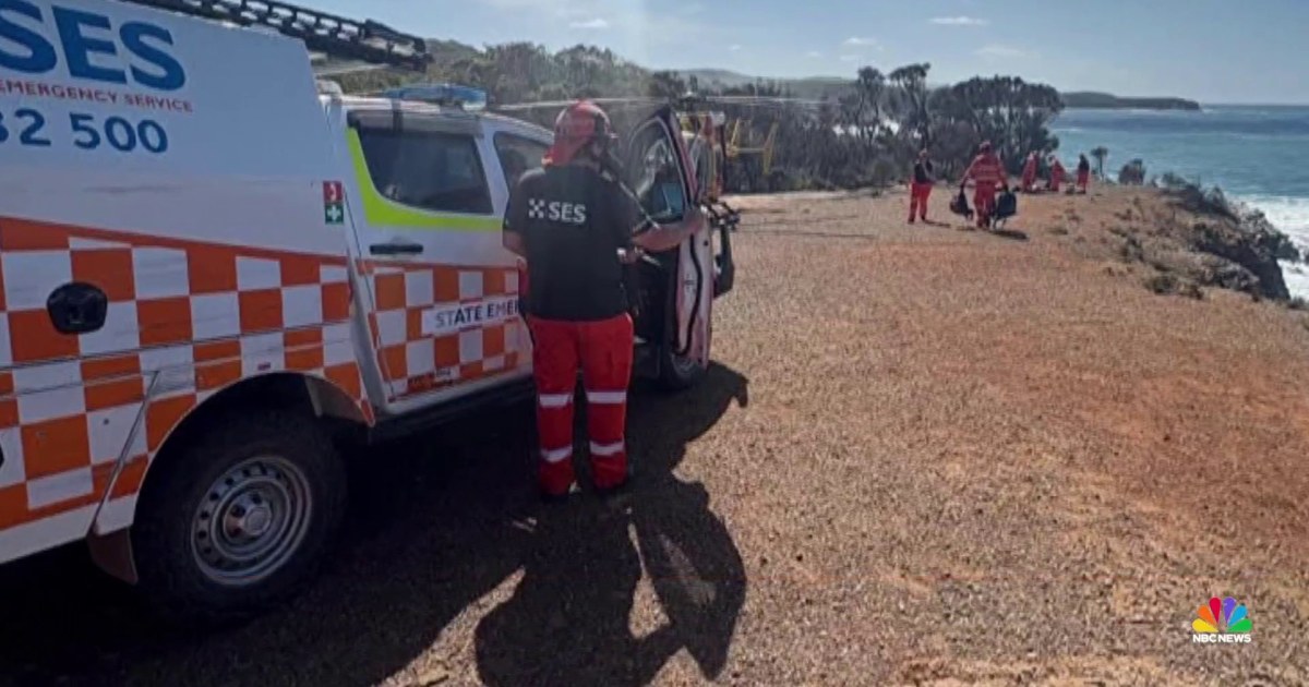Terrifying rescue of 7 tourists from cliff in Australia