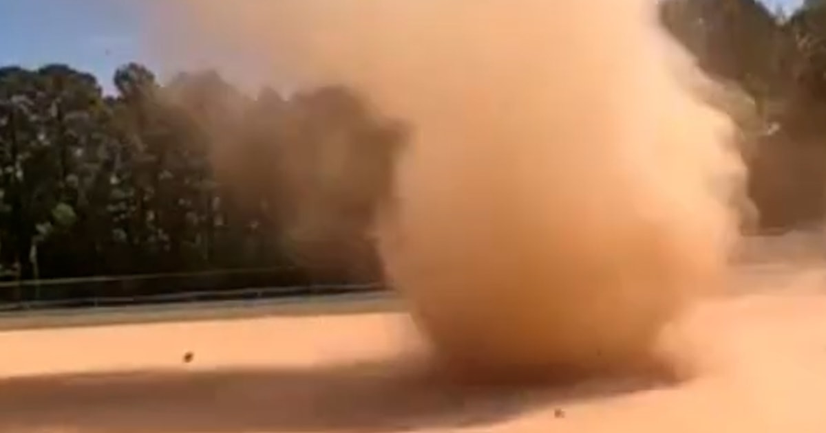 Dust Devil Tears Through North Carolina Baseball Game - Beritaja